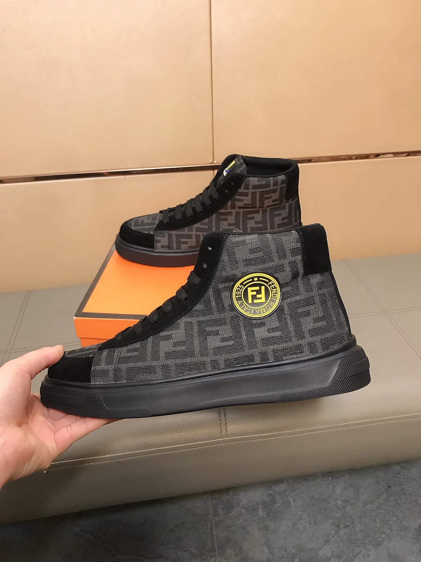 Men's shoes 240 🥾🥾↔️↔️[fendi] Fendi classic and comfortable men's high-top casual shoes, the upper is made of nubuck leather with brand printed fabrics, sheepskin feet, and rubber wear-resistant outsole. This unique style is suitable for all seasons, casual and refined sensibility, comfortable and natural on the feet. It is an everyday style for casual travel in autumn and winter! Code number: 38-44